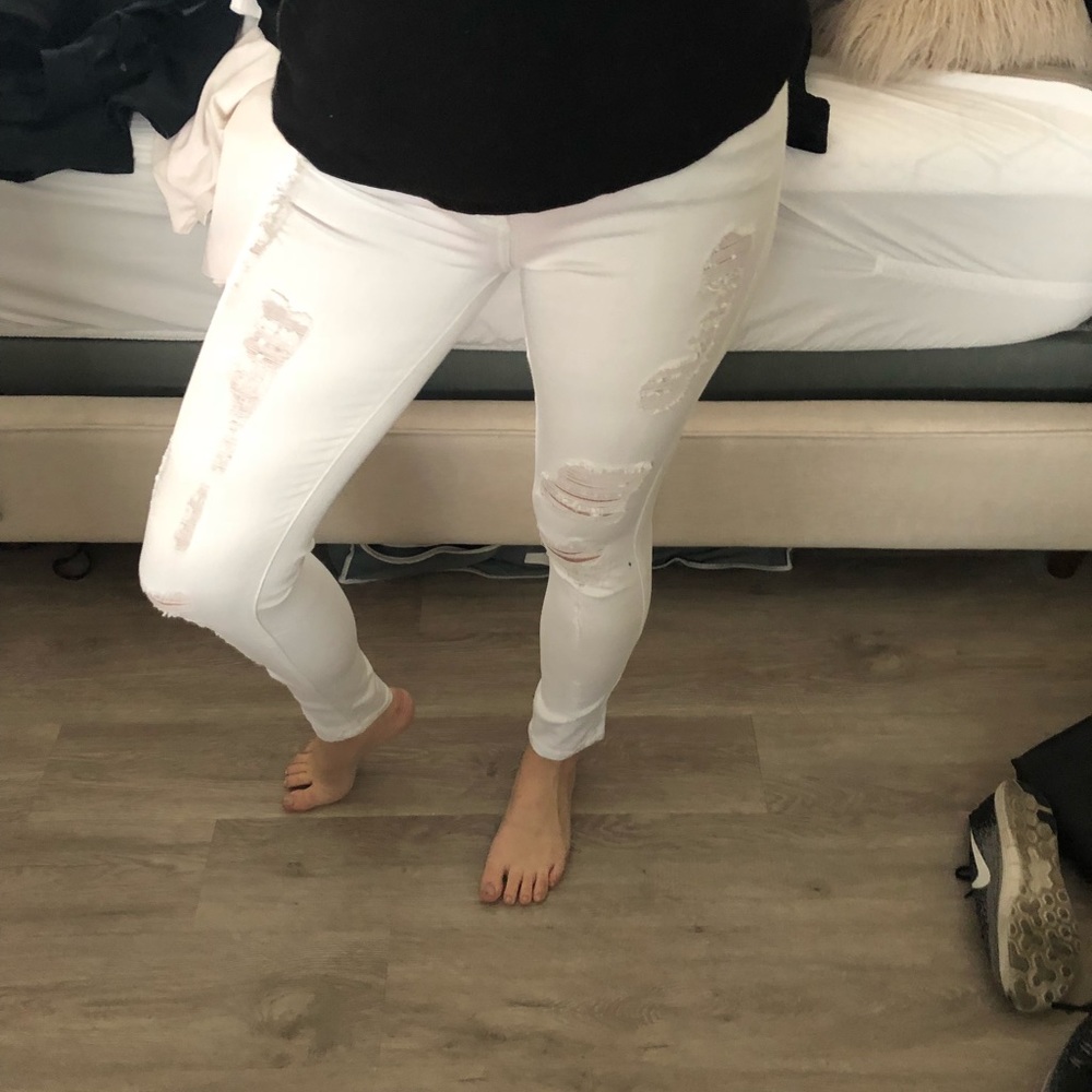 Stretchy distressed white skinny jeans with rips